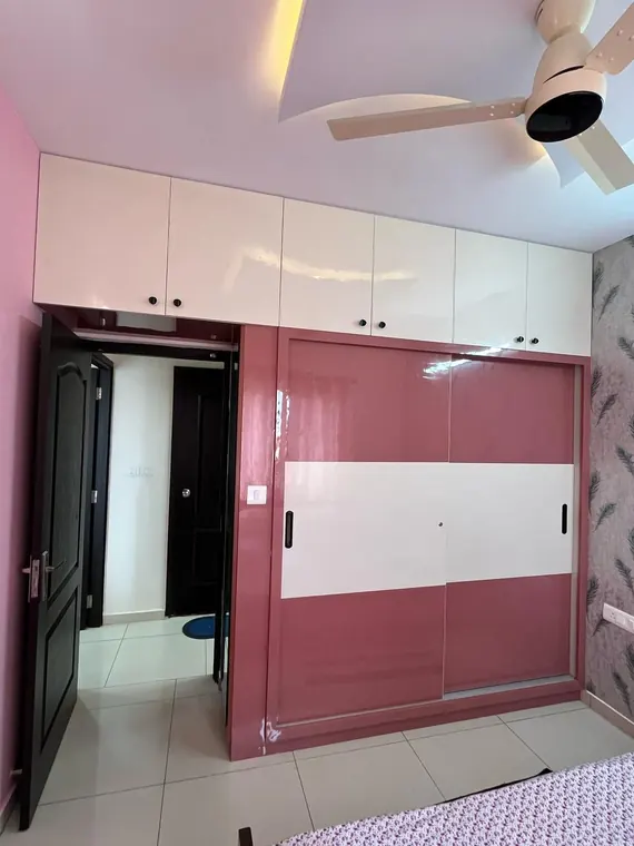 High-gloss rose and ivory sliding wardrobe